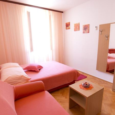 Apartment And Room Daria Vis Island Exterior photo