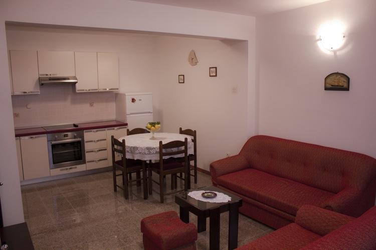 Apartment And Room Daria Vis Island Exterior photo